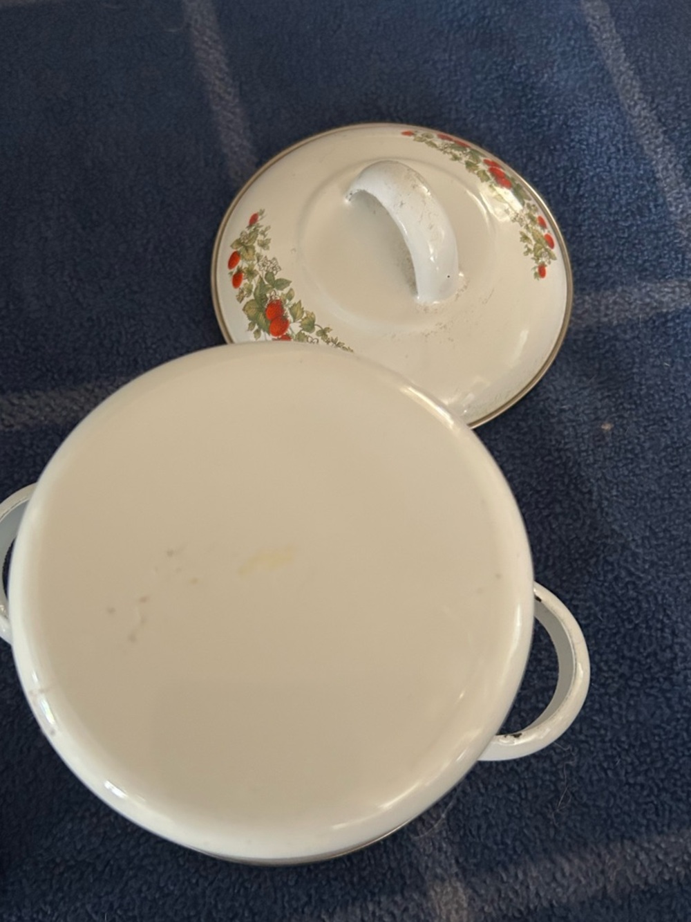 Small Enamel Pot With Lid White with Strawberry Print Kitchen Decorative - Picture 10 of 10